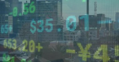 Modern şehir manzarasında gökyüzüne karşı rengarenk yaban domuzlarının animasyonu. Dijital bileşik, çoklu pozlama, iş, finans, borsa, binalar ve mimari konsept.