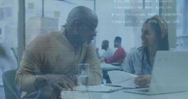 Çeşitli iş arkadaşlarının masa başında raporları tartışması üzerine grafiklerin ve alım satım tahtalarının animasyonu. Dijital bileşik, çoklu pozlama, rapor, iş dünyası, borsa, planlama, takım çalışması ve teknoloji.