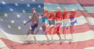 Amerika bayrağının yaz aylarında plajdaki Kafkas kıdemli arkadaşlara karşı animasyonu. Usa, Amerikan vatanseverliği, ulusal bayrak ve yaşam tarzı konsepti dijital olarak oluşturulmuş video.