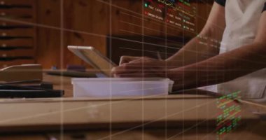 Tablet kullanılarak melez iş adamının finansal veri işleme animasyonu. Küresel iş, hesaplama, ağlar, dijital arayüz ve dijital olarak oluşturulmuş video işleme kavramı.