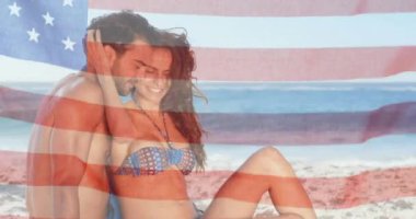 Amerika bayrağının yazın plajda beyaz bir çift üzerinde canlandırılması. Usa, Amerikan vatanseverliği, ulusal bayrak ve yaşam tarzı konsepti dijital olarak oluşturulmuş video.