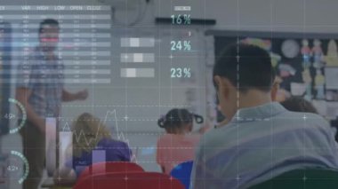 Çeşitli öğretmenlerin öğrencilere beyaz tahtada öğretmesi üzerine çok renkli bilgi arayüzü animasyonu. Dijital bileşik, çoklu pozlama, rapor, iş, çocukluk, birliktelik, küresel konsept,