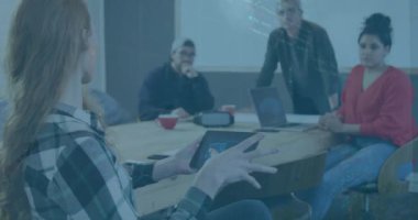 Meslektaşlarına açıklayan tabletli bilgi arayüzü ve çeşitli iş kadınlarının animasyonu. Dijital bileşim, iş dünyası, rapor, ilerleme, takım çalışması, toplantı, ofis ve teknoloji.