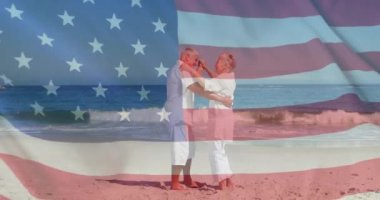 Yazın plajda dans eden Kafkasyalı yaşlı çiftin üzerinde ABD bayrağının canlandırılması. Usa, Amerikan vatanseverliği, ulusal bayrak ve yaşam tarzı konsepti dijital olarak oluşturulmuş video.