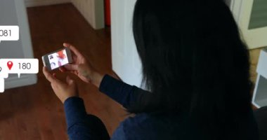 Tebligat çubuklarının animasyonu, akıllı telefondan video izleyen beyaz kadın görüntüsü. Dijital bileşim, çoklu pozlama, sosyal medya anımsatıcı ve teknoloji kavramı.