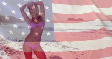 Yazın, beyaz bir kadının plajda bayrak sallaması. Usa, Amerikan vatanseverliği, ulusal bayrak ve yaşam tarzı konsepti dijital olarak oluşturulmuş video.