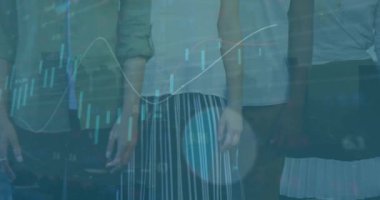 Grafiklerin animasyonu, daireler yüklemek ve çeşitli iş arkadaşlarının kollarını kavuşturmak. Dijital bileşik, çoklu pozlama, rapor, iş, ilerleme ve borsa konsepti.