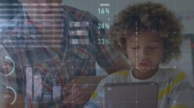 Bilgi arayüzü animasyonu, çeşitli beyaz öğretmenler dijital tablet kullanarak çocuğa yardım ediyor. Dijital bileşik, çoklu pozlama, rapor, iş, çocukluk, küresel ve teknoloji kavramı.