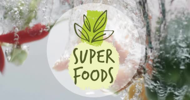 Animação Super Alimentos Texto Sobre Frutas Caindo Fundo Água Comer — Vídeo de Stock