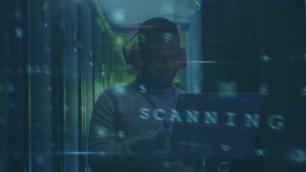 アフリカ系アメリカ人男性エンジニアに対するデータ処理のアニメーション サーバー室でラップトップを使用 サイバーセキュリティとビジネスデータストレージ技術のコンセプト — ストック動画