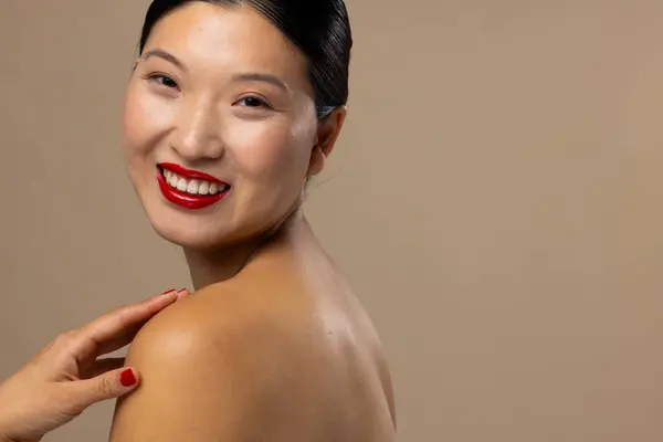 Portret Azjatki Noszącej Czerwoną Szminkę Lakier Paznokci Beżowym Tle Przestrzeń — Zdjęcie stockowe