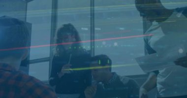 Ofisteki çeşitli iş adamları üzerinde finansal veri işleme animasyonu. Küresel finans, iş, bağlantılar, hesaplama ve veri işleme kavramı dijital olarak oluşturulmuş video.