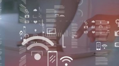 Beyaz adamın orta kesiminde dijital tablet üzerinde kayan simgelerin ve alım satım tahtalarının canlandırılması. Dijital bileşik, çoklu pozlama, iş, rapor, borsa ve teknoloji kavramı.