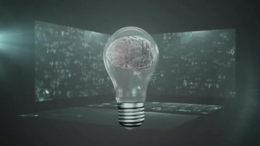 Soyut arka plana karşı matematiksel denklem üzerinde insan beyninin ampuldeki animasyonu. Dijital olarak üretilmiş, hologram, anatomi, fikirler, formüller, eğitim, yapay zeka, teknoloji.