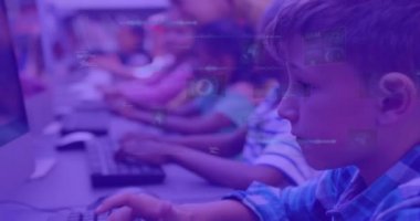 Çeşitli bilgisayar kullanan öğrenciler üzerinde küresel, ses dalgaları, radarlar ve bilgisayar dillerinin animasyonu. Dijital bileşik, çoklu pozlama, küreselleşme, kodlama, çocukluk, eğitim ve teknoloji.