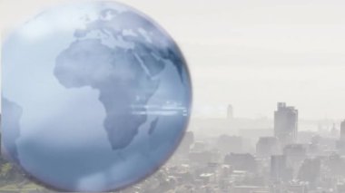 Gökyüzüne karşı modern şehir manzarasının havadan görünüşü üzerinde dönen dünyanın animasyonu. Dijital kompozit, çoklu pozlama, küreselleşme, binalar, gökdelen, mimari ve teknoloji konsepti.
