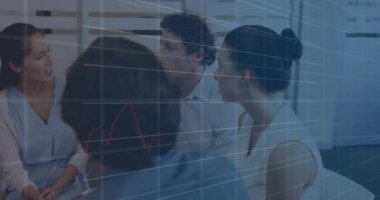 Ofisteki çeşitli iş adamları üzerinde finansal veri işleme animasyonu. Küresel finans, iş, bağlantılar, hesaplama ve veri işleme kavramı dijital olarak oluşturulmuş video.