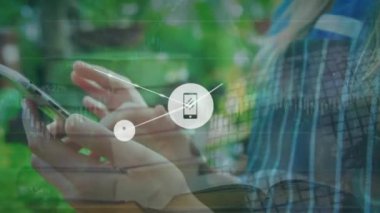 Kafkasyalı bir kadının cep telefonuna kayan orta bölümünün üzerine bağlı simge ve grafiklerin animasyonu. Dijital bileşik, çoklu pozlama, rapor, iş, iletişim ve teknoloji kavramı.