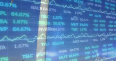 Rüzgar türbini üzerinde finansal veri işleme animasyonu. Küresel çevre, finans, iş, bağlantılar, hesaplama ve veri işleme kavramı dijital olarak oluşturulmuş video.