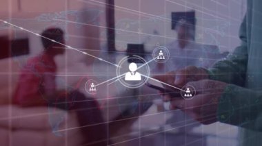 Değişen numaralarla bağlantılı simge ve grafiklerin animasyonu, cep telefonunda yazan beyaz adam. Dijital bileşik, çoklu pozlama, rapor, iş, büyüme, iletişim ve teknoloji kavramı.