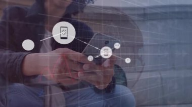 Bağlı simgelerin animasyonu, değişen numaraların grafikleri, akıllı telefon kullanan melez adam. Dijital bileşik, çoklu pozlama, iletişim, rapor, iş, büyüme ve teknoloji kavramı.