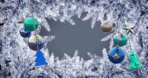 Анимация Висячих Безделушек Деревьев Колоколов Заснеженными Сосновыми Листьями Сером Фоне — стоковое видео