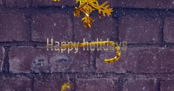 雪に覆われたハッピーホリデーテキスト ゴールデンスノーフレーク キャンディー缶の壁へのアニメーション デジタル複合 複数の露出 お菓子 クリスマス イベント お祝いのコンセプト — ストック動画