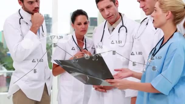 Animación Números Cambiantes Gráfico Sobre Médicos Caucásicos Discutiendo Informes Rayos — Vídeo de stock