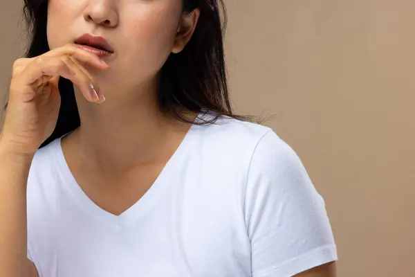 Aziatische Vrouw Met Natuurlijke Make Wit Shirt Beige Achtergrond Cosmetica — Stockfoto