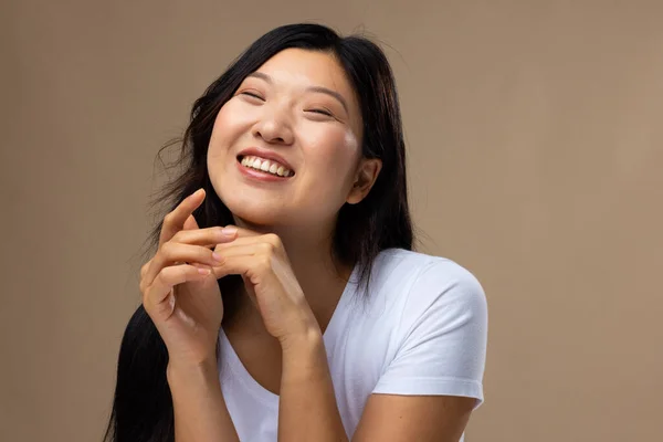 Portrét Asijské Ženy Přirozeným Make Upem Bílým Tričkem Béžovém Pozadí — Stock fotografie