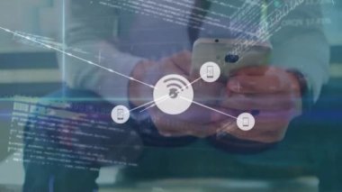 Bağlı simgelerin animasyonu, ikili kodlar, grafikler, bilgisayar dili, cep telefonu kullanan beyaz adam. Dijital bileşik, çoklu pozlama, rapor, iş, kodlama, iletişim ve teknoloji.