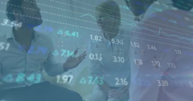 Ofisteki çeşitli iş adamları üzerinde finansal veri işleme animasyonu. Küresel finans, iş, bağlantılar, hesaplama ve veri işleme kavramı dijital olarak oluşturulmuş video.