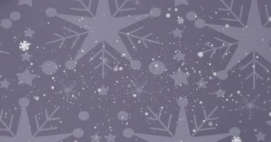 Yılbaşında kar tanelerinin gri arka planda yağışının animasyonu. Noel, gelenek ve kutlama konsepti dijital olarak oluşturuldu.