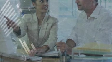 Ofisteki çeşitli iş adamları üzerinde finansal veri işleme animasyonu. Küresel finans, iş, bağlantılar, hesaplama ve veri işleme kavramı dijital olarak oluşturulmuş video.