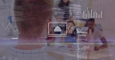 Çeşitli iş adamlarının animasyonu ve finansal veri işleme. Küresel iş, bağlantılar, hesaplama ve veri işleme kavramı dijital olarak oluşturulmuş video.