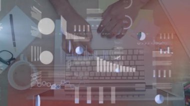 Grafik animasyonu, ticaret kurulu, laptopunu kullanan ve kahve içen beyaz adamın kırpılmış elleri. Dijital bileşik, çoklu pozlama, rapor, iş dünyası, borsa, içecek ve teknoloji.