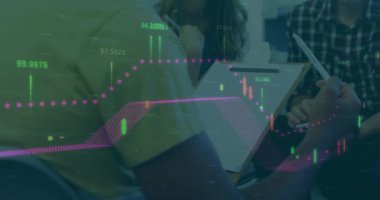 Ofisteki çeşitli iş adamları üzerinde finansal veri işleme animasyonu. Küresel finans, iş, bağlantılar, hesaplama ve veri işleme kavramı dijital olarak oluşturulmuş video.
