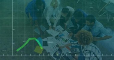 Ofisteki çeşitli iş adamları üzerinde finansal veri işleme animasyonu. Küresel finans, iş, bağlantılar, hesaplama ve veri işleme kavramı dijital olarak oluşturulmuş video.