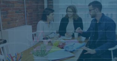 Ofisteki çeşitli iş adamları üzerinde finansal veri işleme animasyonu. Küresel finans, iş, bağlantılar, hesaplama ve veri işleme kavramı dijital olarak oluşturulmuş video.