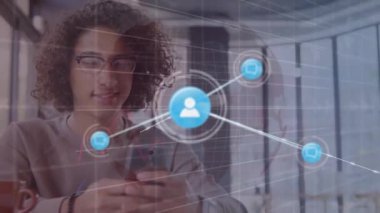 Grafikleri ve değişen numaraları olan bağlı simgelerin animasyonu, cep telefonu kullanan melez adam. Dijital bileşik, çoklu pozlama, iletişim, rapor, iş, büyüme ve teknoloji kavramı.