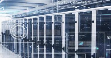 Bilgisayar sunucuları üzerinden veri işleme animasyonu. Küresel iş, bağlantılar, hesaplama ve veri işleme kavramı dijital olarak oluşturulmuş video.