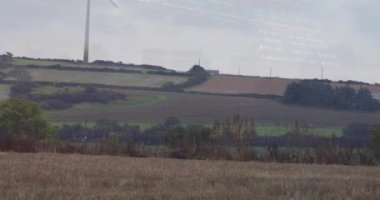 Rüzgar türbini üzerinde finansal veri işleme animasyonu. Küresel çevre, finans, iş, bağlantılar, hesaplama ve veri işleme kavramı dijital olarak oluşturulmuş video.