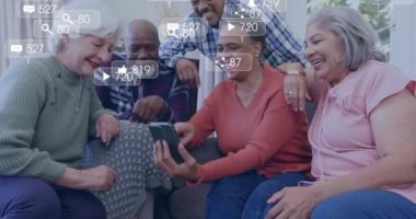 Sosyal medya simgelerinin ve verilerin animasyonu akıllı telefonlu çeşitli kıdemli arkadaşlarla gülümseme üzerine. Dijital olarak oluşturulmuş küresel bağlantılar, bilgisayar ve kıdemli yaşam tarzı ve mutluluk konsepti.