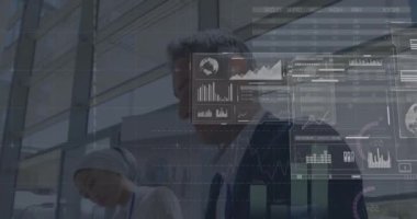 Çeşitli iş adamlarının animasyonu ve finansal veri işleme. Küresel iş, bağlantılar, hesaplama ve veri işleme kavramı dijital olarak oluşturulmuş video.