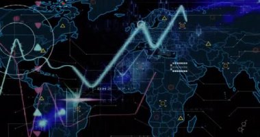 Dünya haritasının animasyonu ve kara arka planda veri işleme. Küresel iş, bağlantılar, hesaplama ve veri işleme kavramı dijital olarak oluşturulmuş video.