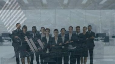 Çeşitli iş adamları üzerinde finansal veri işleme animasyonu. Küresel finans, iş, bağlantılar, hesaplama ve veri işleme kavramı dijital olarak oluşturulmuş video.