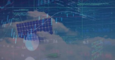 Güneş paneli üzerinden finansal veri işleme animasyonu. Küresel çevre, finans, iş, bağlantılar, hesaplama ve veri işleme kavramı dijital olarak oluşturulmuş video.