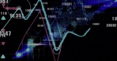 Dünya haritasının animasyonu ve kara arka planda veri işleme. Küresel iş, bağlantılar, hesaplama ve veri işleme kavramı dijital olarak oluşturulmuş video.