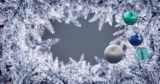 在白雪覆盖的树叶上 用悬垂的灌木和礼品盒在灰蒙蒙的背景下动画化 数字生成的全息图 圣诞节和庆祝概念 — 图库视频影像