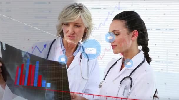 接続されたアイコン コンピュータ言語 X線レポートを調べる多様な女性医師のアニメーション グラフ デジタルコンポジット ビジネス コミュニケーション コーディング チームワーク 医療コンセプト — ストック動画
